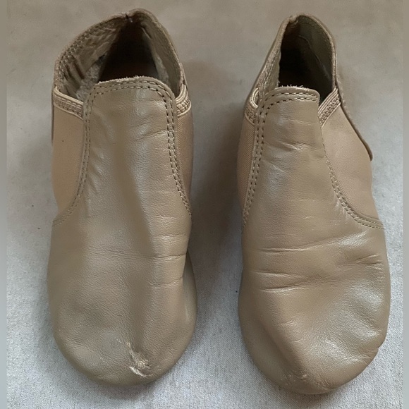 Capezio Caramel/ Tan Slip-on Kids Jazz Shoes size 12M - Picture 1 of 7